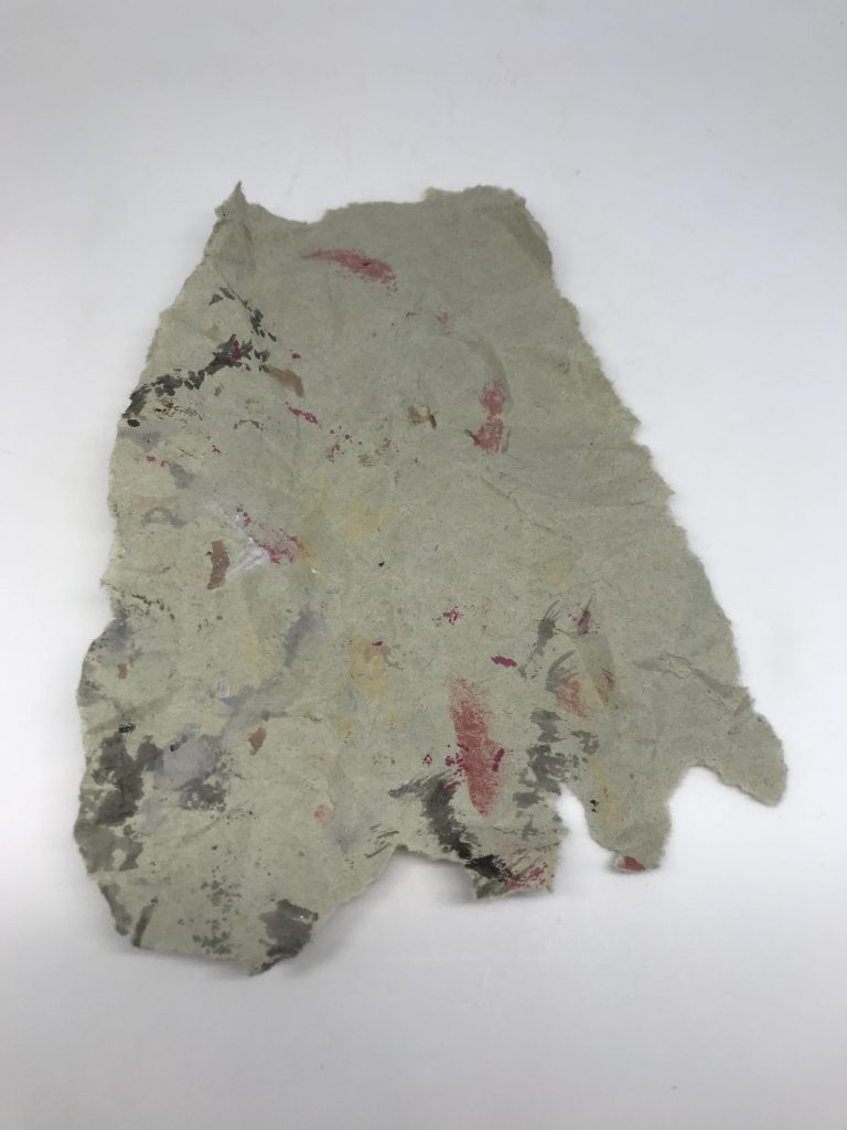 まず適当にマントサイズに指でちぎります汚れた包装紙じゃなくても大丈夫、私は捨てるのが勿体無いので再利用してるだけですので…(笑)