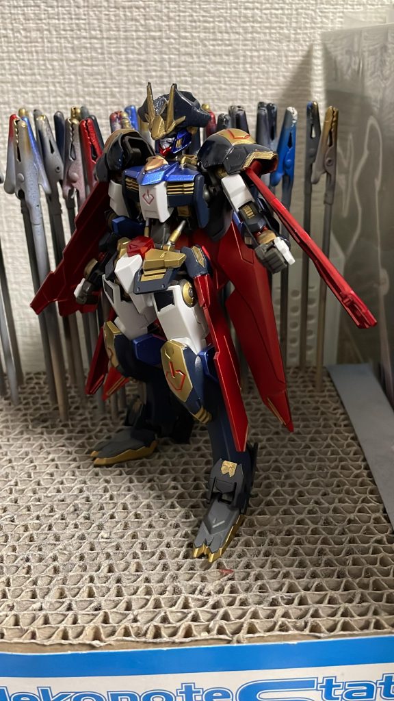 ガンダムマーカーで塗装して今の形になってきました。色は正義ですね。