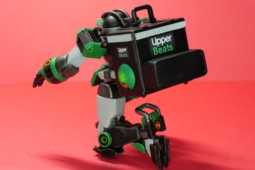 よく動くキットならでは。膝立ちならスタンドなしで可能です。冷静に考えると、このサイズで食べ物運ぶと間違いなくぐちゃぐちゃになりますね。(笑)バックパックの方にもかなり優秀なジャイロ機能搭載ということで。