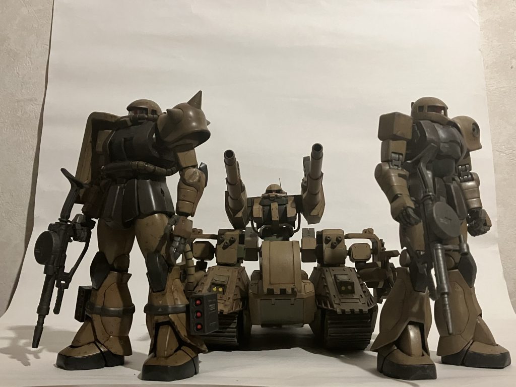 画角に収まりきれないほどの迫力がありますね今回のメインはザクⅡなのですが、1番の自信作であるザクタンクをセンターに左右にザクを並べる構図に