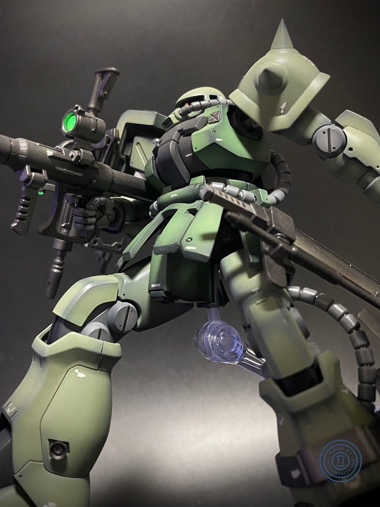 脚部の各関節部で延長工作をしています。太もも外装部を延長して股の関節を隠しています。また、動力パイプは作り直し。