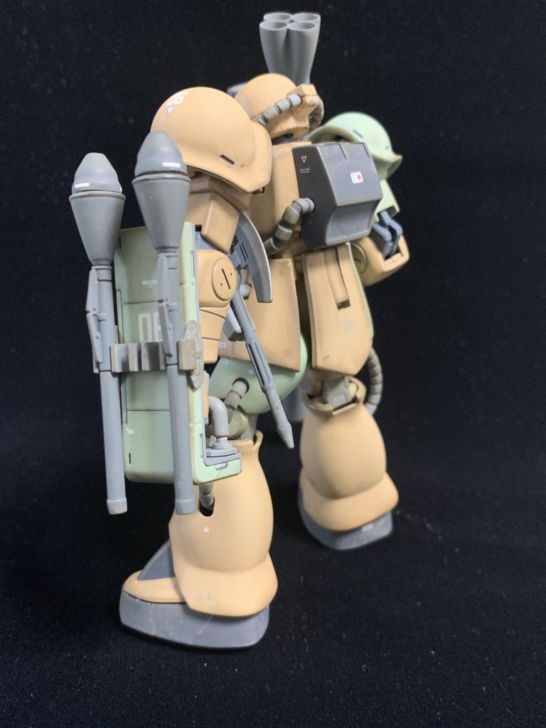 基本色の塗装後、全体をウェザリングカラーのグレイッシュブラウンでウォッシング、その上からウェザリングマスターのマッドでエッジ部分を際立たせて、砂埃と泥汚れにまみれた雰囲気にしてみました。