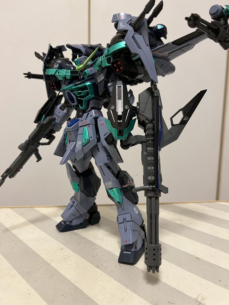 白→メタグリーン、赤→青。白部分を無くしてより悪役風カラーを目指すというのがテーマだったり。元の白部分以外にも好みでテキトーにメタグリーンを着色してます。あとはV字アンテナだけ蛍光グリーンです。