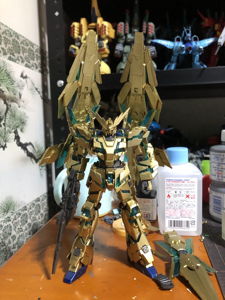 おまけ。フェネクス。こちらはゴールドの缶スプレーで全塗装しました。バックパックの接続方法がペルフェクティビリティーとちょっと違います。間違って組んだ気がしないでもない･･･以上です。ではみなさま、よいお年をお過ごしください。また欄年もよろしくお願いいたします。では、股に手。