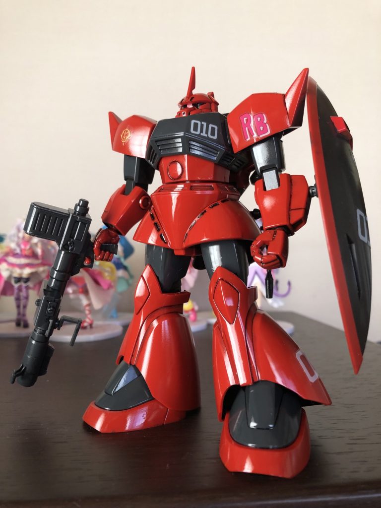 ジョー・ライデン専用ゲルググ。もはや説明も必要ないので割愛。自分だけのイメージの話ですが、ジョニー氏の「深紅」とは「フェラーリレッド」のイメージが近いな、と思ってます。ジョニー氏のパーソナルマークもフェラーリのハネ馬によく似てますし。そう言えば「フェラーリの赤はもっと暗い。血の色だ」と言ったセリフ、どこかで聞いたような・・・?