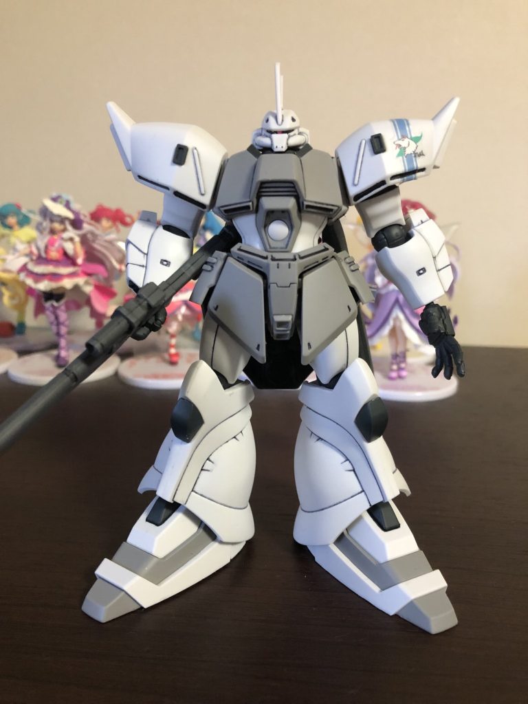 フロントビュー。シンプルですね。白いゲルググもなかなかいい。HGUCのゲルググイエーガー、出た頃はホントいいキットだと思いました。丸く打ち抜かれたコックピックハッチとか、しっかり色分けされた足首とか驚かされました。まぁ関節機構などだいぶ古くなってしまいましたが。今回のはプレバン限定のシン・マツナガ機で白とグレーの色分けになってます。なぜか左手の開きっ手とビームサーベルのクリヤ化のためだけにゲルググマリーネのランナーが1枚入ってます。というか、開きっ手とサーベル以外は丸々不要パーツ･･･さすがプレバン(笑)