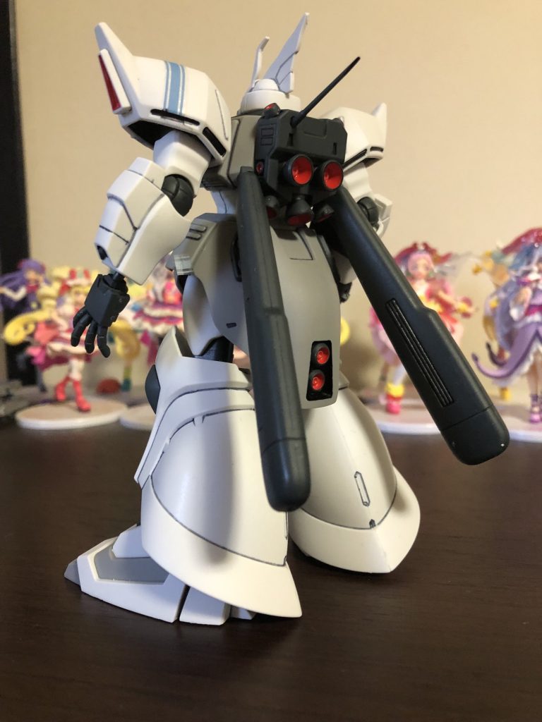 バックショット。基本成形色を活かして部分塗装です。色分けが優秀なキットなので塗装箇所は少ないです。肩アーマーやスカート、足のカウリングの裏を黒べたで潰し、各バーニアの赤を塗装したくらいです。あ、モノアイはせっかく透明パーツになっているのですがほとんど意味がないので蛍光ピンクを塗装しました。あとは各部にスミ入れしてつや消しトップコートしました。