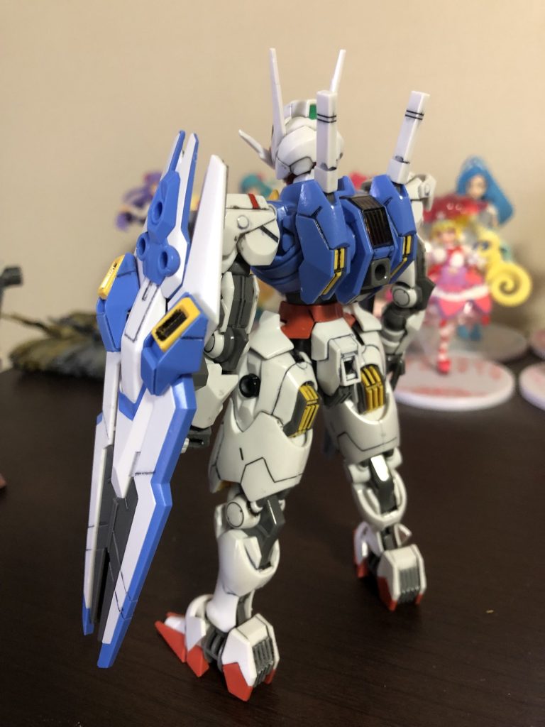 リアビュー。部分塗装についてはカカト部とお尻の穴まわり(ぉぃぉぃ)、およびシールドのダクト部のグレーが足りないぐらいでほぼ完璧でした。いつもはパーツの裏を黒べたで潰すのですが、今回は比較的「閉じた」デザインのため、ほぼ裏の黒べたはやってません。それでも通常のHGUCとかとは勝手が違うパーツ割のため、意外と組み立てるのに時間がかかりました。あと胴体の集積回路みたいなクリアパーツは付属していることをあとから気が付いたので使ってません(笑)