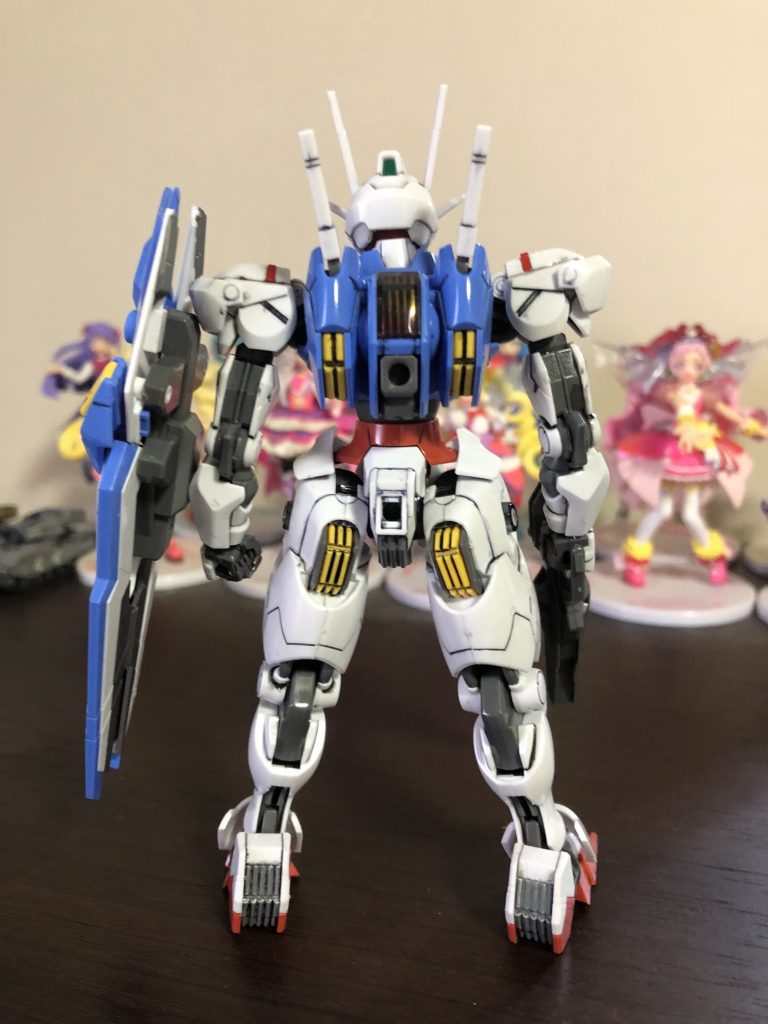 リアショット。ガンダムにありがちな「つづみ弾」風のバーニアがないのが新鮮。パーツの合わせ目消しはやってませんが、比較的優秀。とはいえ、腿の後ろには盛大に合わせ目が出ます。ポリキャップレスなので経年劣化がちと心配です。仕上げは一応スポーティなデザインから、カーモデルのような光沢つやつやで仕上げてみました。