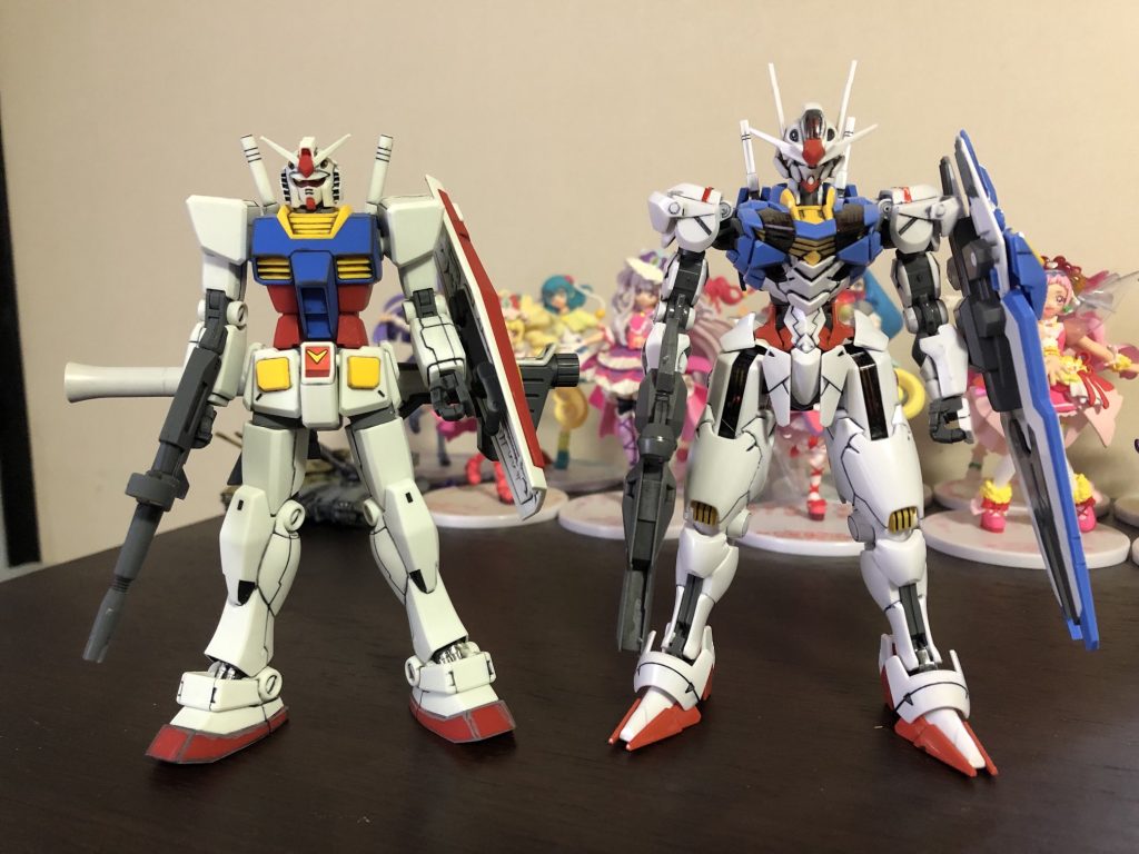 HGUCガンダムとの比較。トリコロールカラーとV字アンテナ以外はガンダムを思わせる記号は無いのですが・・・(笑)以上、簡単に組み上げたガンダムエアリアルでした。もう少し番組を見たりエアリアルの情報を得たらもう一度は作ってみたいと思います。でわ、股にて