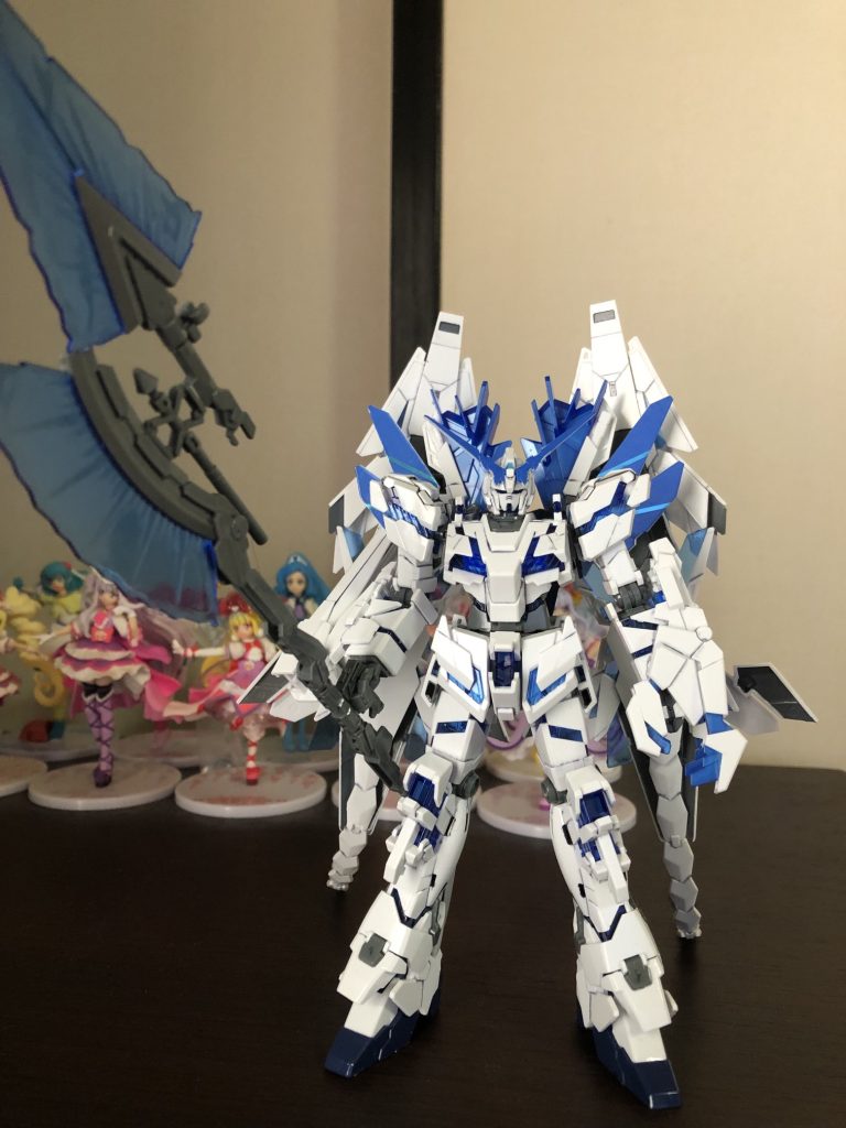 フロントビュー。HGUCユニコーン自体はバンシィやユニコーンモードなど、もう何度も作りましたが、いつ見てもパーツ分割が複雑で可愛げのないキットです(笑)　なぜか組み上げるのにテンションが上がらずいつも作るのが苦痛なキットです。そのうえ背中に変なのが追加されているので(これがまためんどくさい)、モチベーシヨンが上がりませんでした。でも「飛べガンダム」を大音量で流しながらなんとか作り上げました。武装もいくつかセレクトできますが、今回は大鎌を持たせました。アームドアーマーなるものは逆に収納モードで作りました。