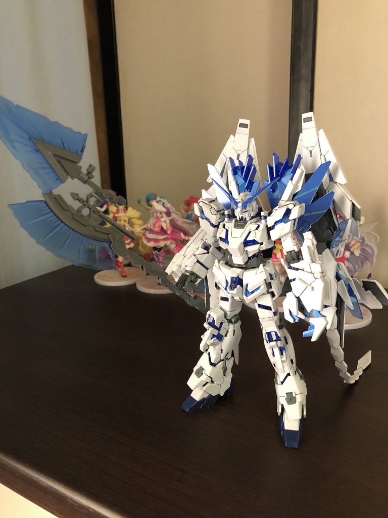 ユニコーンガンダム・ペルフェクティビリテイー。実のところ、アニメの「ガンダムUC」も「ガンダムNT」も一度も見たことがないのです(笑)　そのため、この機体が何なのかよくわかりません。ペルフェクティビリティーという勿体付けた名前からュニコーンガンダムの完璧版、とでもいうのでしょうか。今まで登場したユニコーン、バンシィ、フェネクスの「いいとこどり」といった武装てんこもりのキットです。