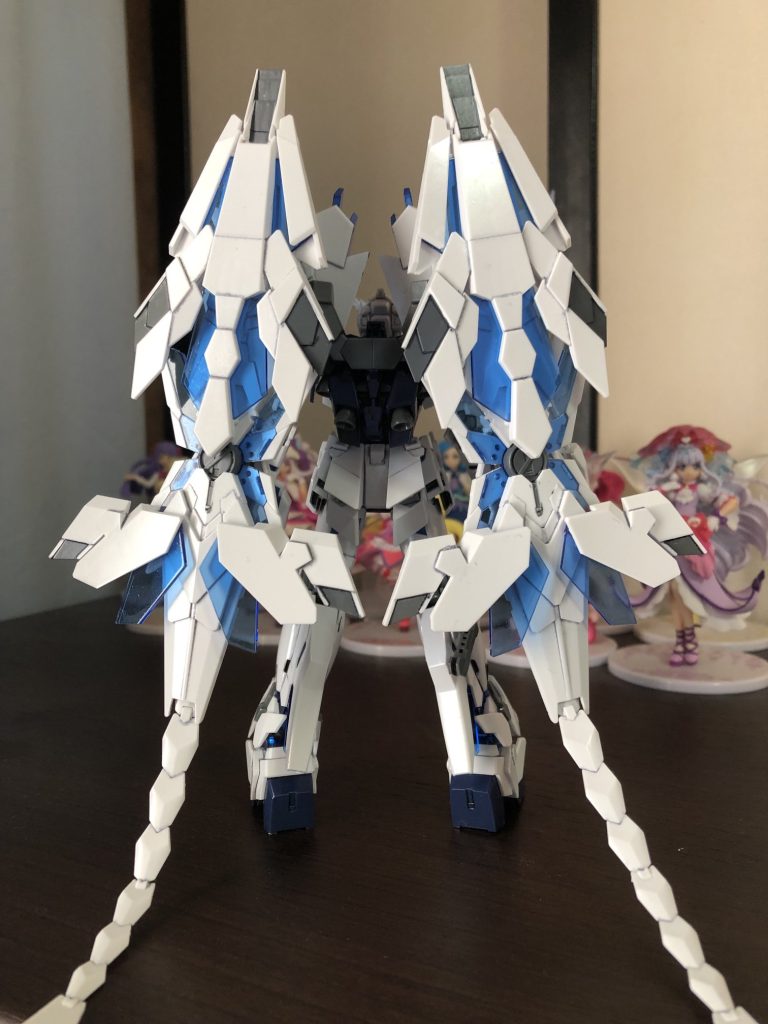 リアビュー。もはや何が何だか･･･このバックパックにどういう意味がありどういう装備なのかまったくわかりませぬ💦基本的には無改造・無塗装+クリヤラッカー仕上げです。ガンダム本体はほぼ色分けはカンペキです。ダブルアンテナの裏をホワイト塗装したのと、各部装甲の裏を黒くベタにした程度です。背中のデカいバックパックの各部をニュートラルグレーの塗分けが必要です。バックハックから伸びる触手(?)は組み立て作業中に手が滑って落として破損してしまいましたので接着してしまい可動しません(笑)