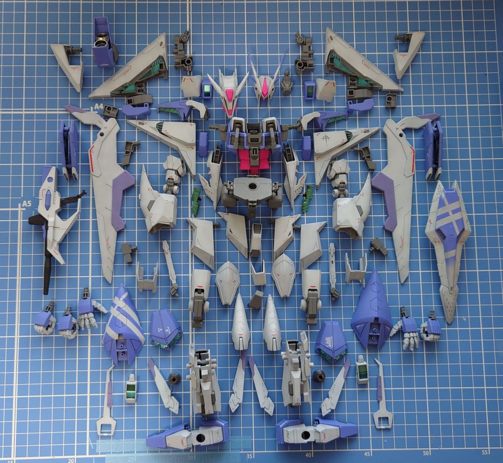 艶消しまで終わって最後の組み立てるだけです😄完成品だと全体の仕上がりがわかりづらいのでパーツを並べて撮影しました❗ここから組み立てて行く時間が一番楽しくて最高です❗