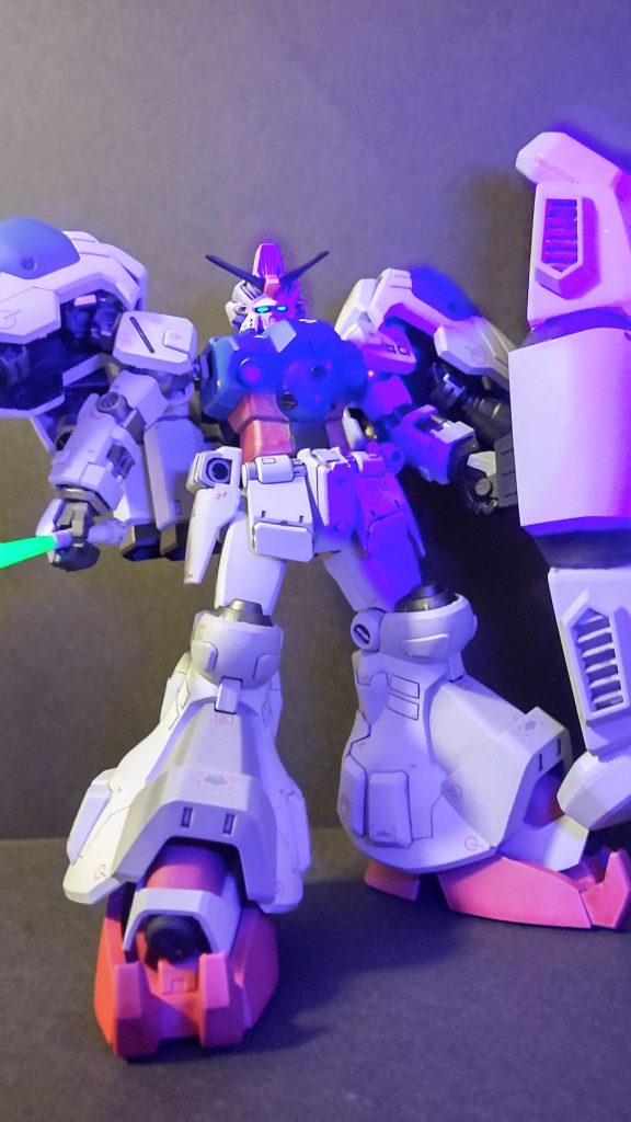 モノアイとサーベルは蛍光塗料で塗ったので、一応UVライトで照らしました