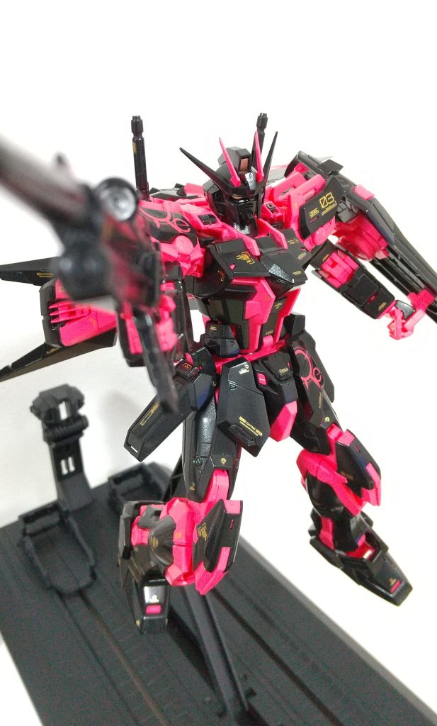 リアル、アニメ、イラスト調等々…様々な作風がありますが、模型こその玩具に振り切った感じも良いですね。〈製作関連〉塗装：缶スプレー（クレオス；水性トップコート[光沢/つや消し])、ガンダムマーカー（メタレッド、シャインシルバー）、４アーティストマーカー(ゴールド)