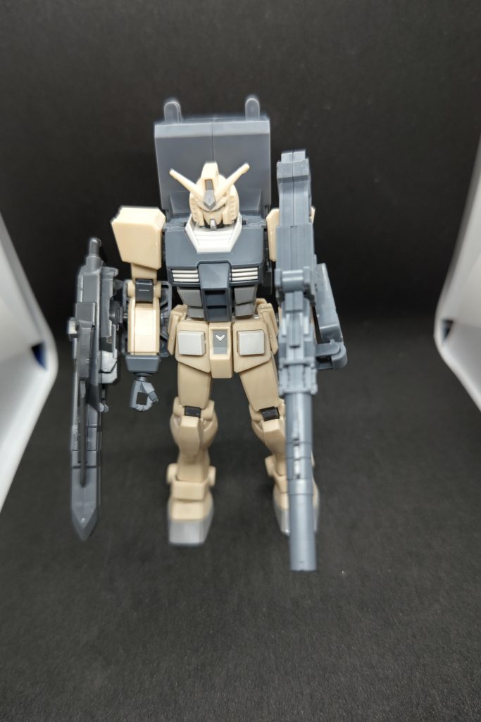 そんなわけで正面図です。追加した部品は・ビルダーズパーツ1/144システムウェポン003よりジムストライカータイプのシールド。ガンダムベース限定のシステムウェポンキット003や、ジムストライカー等の同型シールドも使えると思います。・30MMオプションパーツセット8マルチバックパックからはバックパックコンテナと折りたたみ式ランチャーを装備。手首にも延長パーツを付けて、追加の装甲を小型シールドのように装着しているイメージにしています。元のキットではバッテリーパックらしいですが装甲っぽく見えたので。関節を保護する想定です。