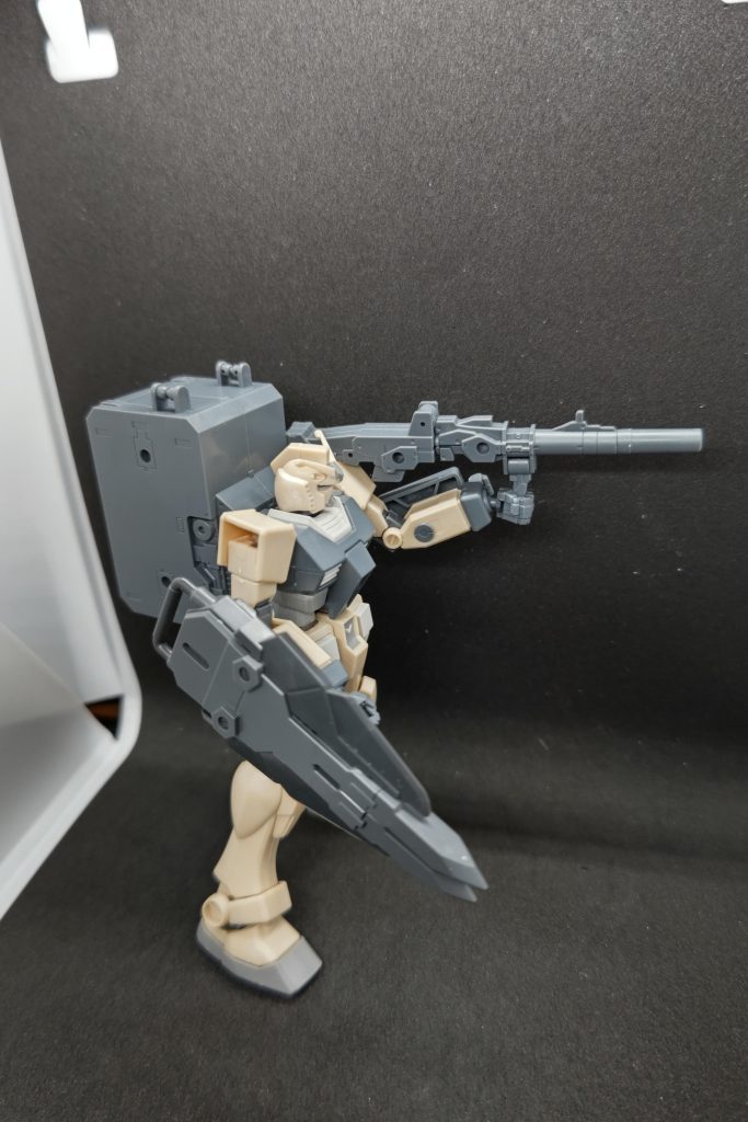 腕が左右どちらでも使える都合上開口されている内側のシールド穴も30MMのオプションパーツセットについている3mm穴を塞ぐためのネジ風蓋パーツを被せて閉じてみました。ランチャーはバズーカのように構えて使うのが基本の想定です。折りたたみ式な都合上うまくポーズを取らせないと折れちゃいがち。