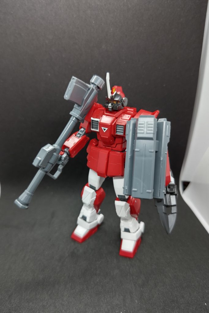 RGM-79[G]RR　ジムRR(砲戦装備)ジムRRは同じ機体が２種入っているので、左右対称にする組み換えをコンセプトにしました。こちらは万が一攻撃を受けても耐えるよう脚部装甲を両足に装備する形にしました。接近戦はアイアンネイル装備シールドに頼る感じ。武器を捨ててビームサーベルを出すこと自体はできますが、そこまで追い詰められるようなら部隊は壊滅状態だろうと想定しています。