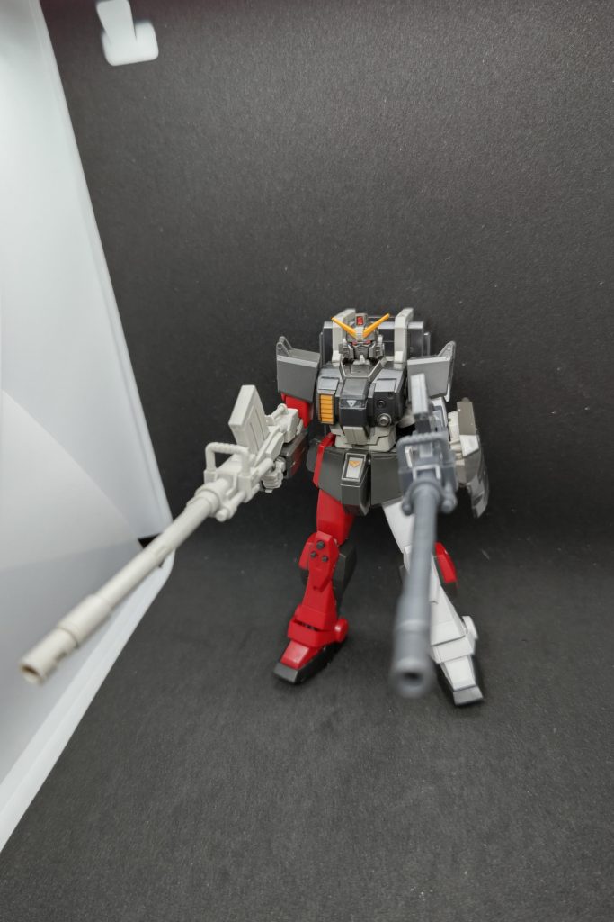 RX-79[G]GUC-EXAM　陸戦型ガンダム市街地戦仕様(EXAMシステム搭載型)余った部品で組んでいるのもあり若干色のバランスは悪いと思います。写真で見るとシールに被せたコートも白くなっちゃって目立ってますね。EXAMシステムの運用を想定して本体の強度を高めた改修型、という体で両手に180mmキャノンを構えて砲撃戦を展開することが可能、ということにしています。