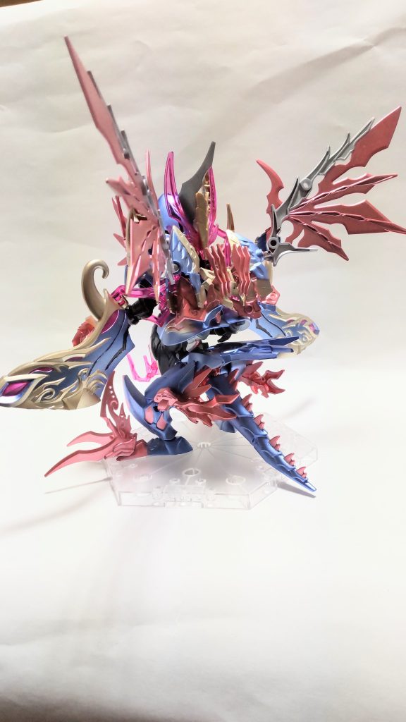 力を得たことによりストライクを敗北寸前まで追い込むが、窮地に立たされたことでストライクが完全覚醒。聖竜装形態となったストライクに一気に形勢逆転され、「これで終わりだ！イージス！！」「ぎぃぃやぁぁぁ〜〜！！」と、一刀両断され絶命。これで決着が着いたかと思われたが、イージスが持っていたカタストロフから膨大な魔力が突如として湧き出し、イージスの体を包み込む。と同時に、黒い光が放たれる。黒い光が収まったとき、そこにいたのは、アンデッドドラゴンとして復活したイージスだった。体が巨大化し、四枚の羽を広げてストライクに襲いかかるイージス。理性は殆ど無く、執念だけで動く屍になったイージスに苦戦を強いられるストライク。どこを斬られようが撃ち抜かれようが、瞬時に再生する為、聖竜装形態でも決定打が与えられない。そのうちに満身創痍となったストライクは、ついにイージスに捕らえられ押さえつけられた。「コ……れ…デ…………オ…ワ……りだ！！」イージスがとどめの一撃を放とうとしたそのとき……………次回に続く！！