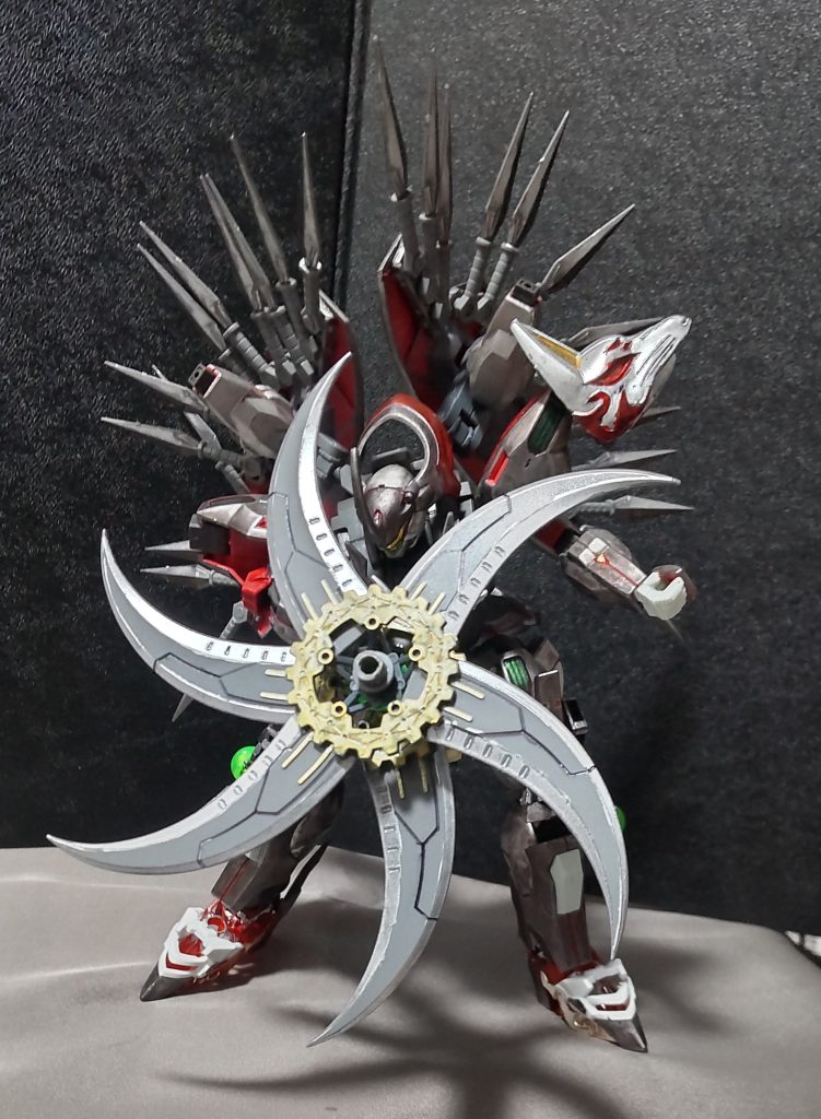 ○専用大型ブレード「六連」六枚羽の刃を持つ大型の手持ち武器で、チェーンソーのように可動もするので、装甲やドローンを切り落とす事が容易になっている。なお、決闘時にこの武装を使うのは禁止になっている。※コックピットも切り刻めてしまう為