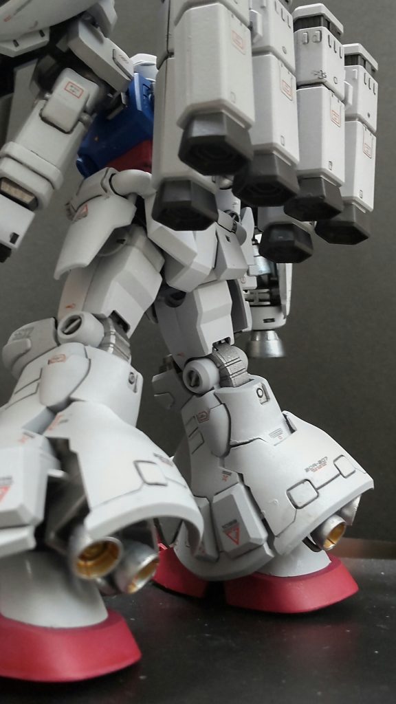 脹脛部分が非常に太く何も無いのは寂しい感じがしたので分割、ボールジョイントで開閉式にしバーニアを組み込みました。今回の改修で一番苦労しました。