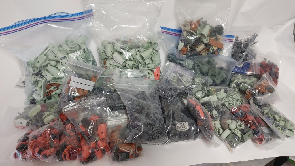 塗装前のありったけのザク。合わせ目消しなど、下地処理をしたザクをコツコツ袋に入れて貯めたものです。シャア専用とかガルマ専用もたくさんありますが、みんな量産機に格下げします。新品はもちろん、中古の組み立て済みのものを再度バラしたやつらもいます。