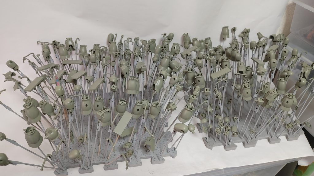 ある日の塗装風景。こんな感じの塗装を何回も何回も繰り返します。同じ作業を何日も繰り返すので、頭がおかしくなりそうでしたが、こんなことをしているやつは最初から頭がおかしいのかもしれないですね。(名誉)