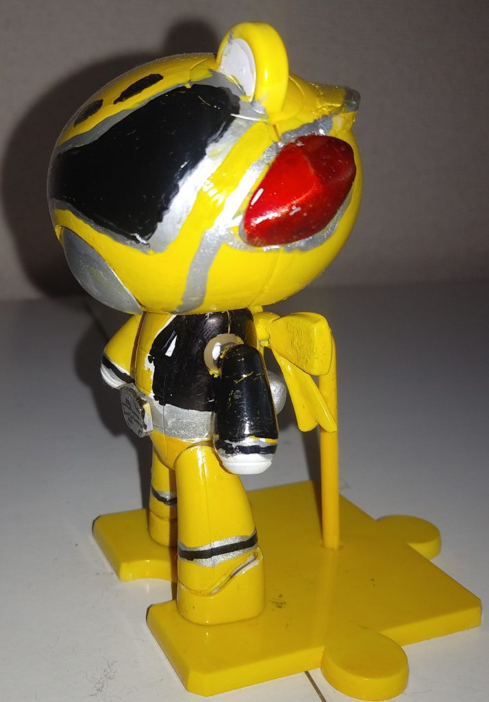 まずは「デカイエロー」横。パトランプは、別パーツで、メタリック塗装。