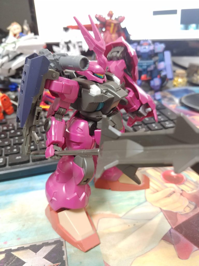 製作途中……の写真を撮ってなかったので形が整ったところ。右肩装甲変更、肩装甲のシールド化、グエル専用機の飾り落としをして通常ディランザに近づける、フロントスカート周辺の改修、フットパーツの変更をしました。