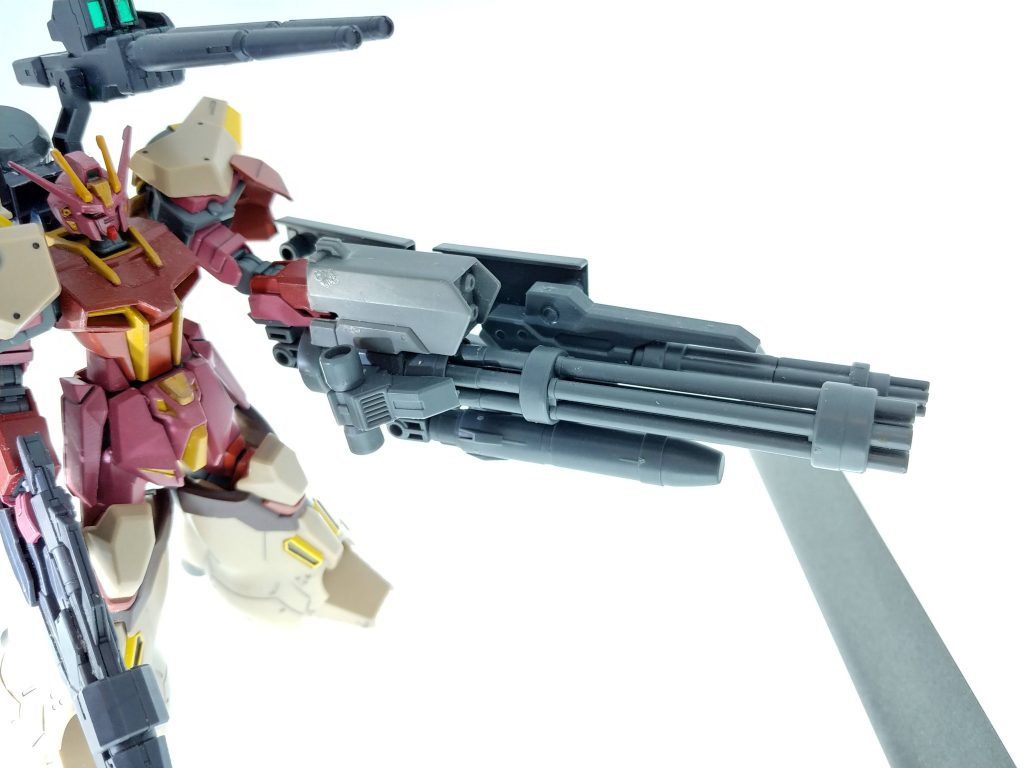 マルチウェポンプラットフォーム 「ズムウォルト」左腕に武装機能を集約させた装備。180mmガトリングビームガトリング(自己発電式)大型ミサイル4連マルチロケットランチャーシールド安定射撃用アンカーの機能を備えている。使い切ったら使い捨てる。