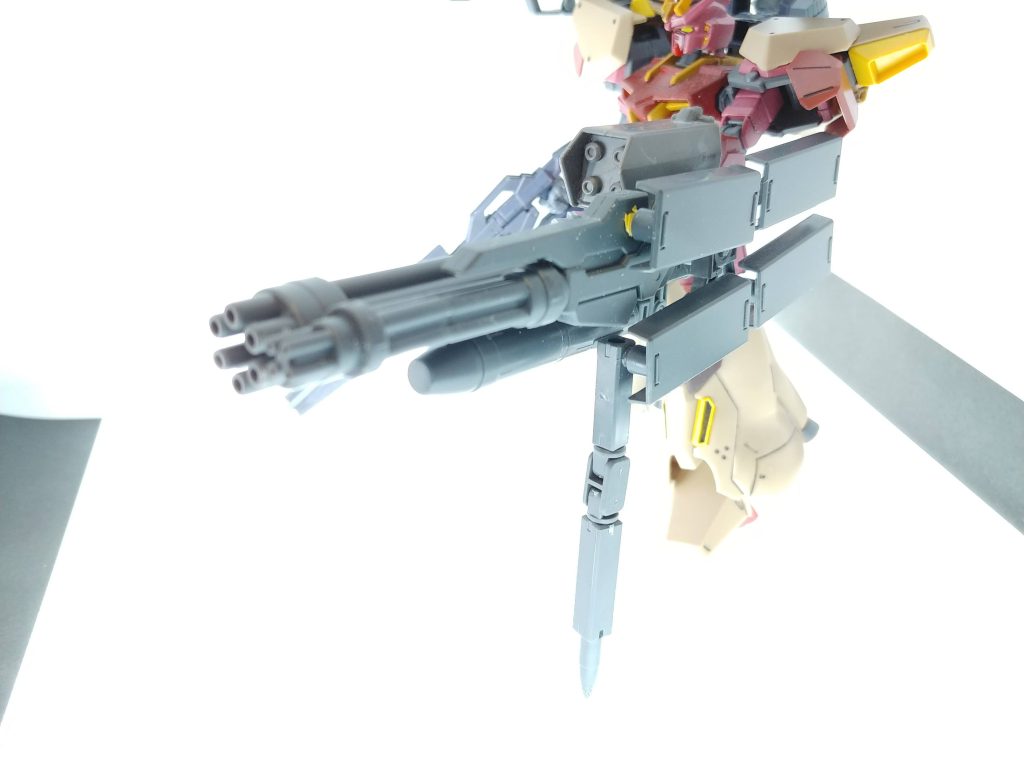 シールドと安定射撃用アンカーが見える画角で。ホバー機ではあるものの、全体的に重装甲になり致命打を受けにくくなったことや、作戦行動の際に後方に位置どることから定点射撃の為にアンカーを装備している。普段はホバー移動するので収納可能。シールドはおまけ機能ではあるものの、ないよりマシ精神で搭載。プラットフォームとは独立しているので、被弾部分からパージし軽量化することが可能。