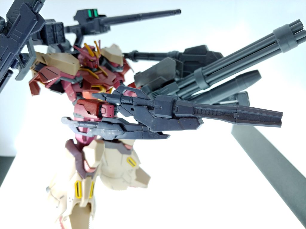 充電式ビームガトリングガン本体下部に事前に充電しておいたバッテリーを搭載することでストライクガンダム本体のバッテリーを消費せずに使用することのできるビームガトリングガン。撃ち終わったら使い捨てる。