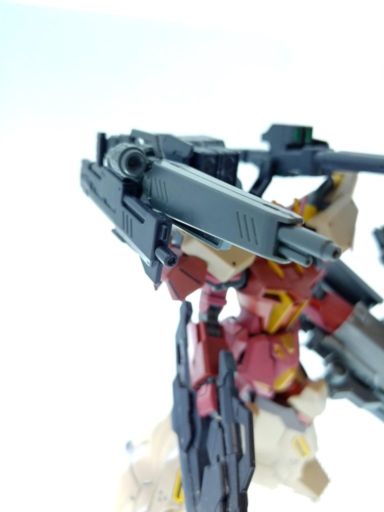 予備大型ビームライフル予備小型ビームライフル右肩フレキシブルアームズハンガーに装備された2本の予備兵装。大型はメッサー級ビームライフルを18mサイズのMSが装備しやすいように改修したものを装備。小型はガンダムMk3から拝借。自分で使う他、仲間への武装の補給という用途もある。