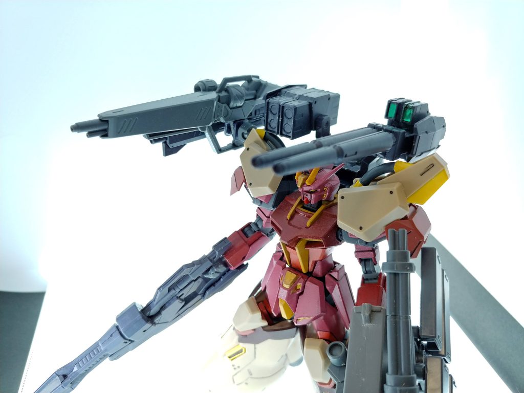 肩部2連長射程ビームキャノン肩部4連ミサイルランチャーランチャーストライクから思想を引き継いだ長射程装備。背部に発電装置を装備することでストライクのエネルギーダウンを低減しながら射撃が可能なビームキャノンと、水平・垂直射撃を切り替え可能なミサイルランチャー。ミサイルは撃ちきりの装備だが、ビームキャノンは発電装備が破壊されるまでは運用可能。