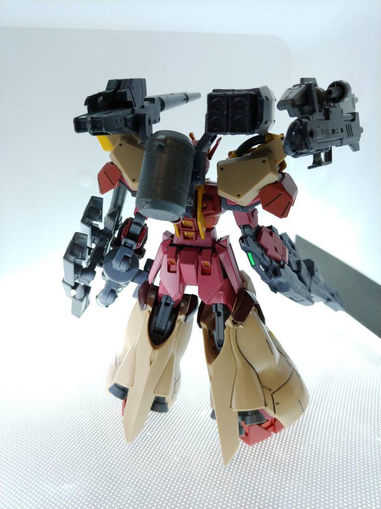 背面背中に背負っている大きなタンクがビームキャノン用の発電装備。右腕のライフル下部に見えるセンサーグリーンはバッテリー残量。何らかの理由で手放して敵に鹵獲された時にバッテリー残量を一発で把握されないようにするために、センサー色と同色で構成してある。脚部に見えるスラスターはホバー走行用の出力装置で、ストライク自前のスラスターと合わせることでホバー走行を実現している。