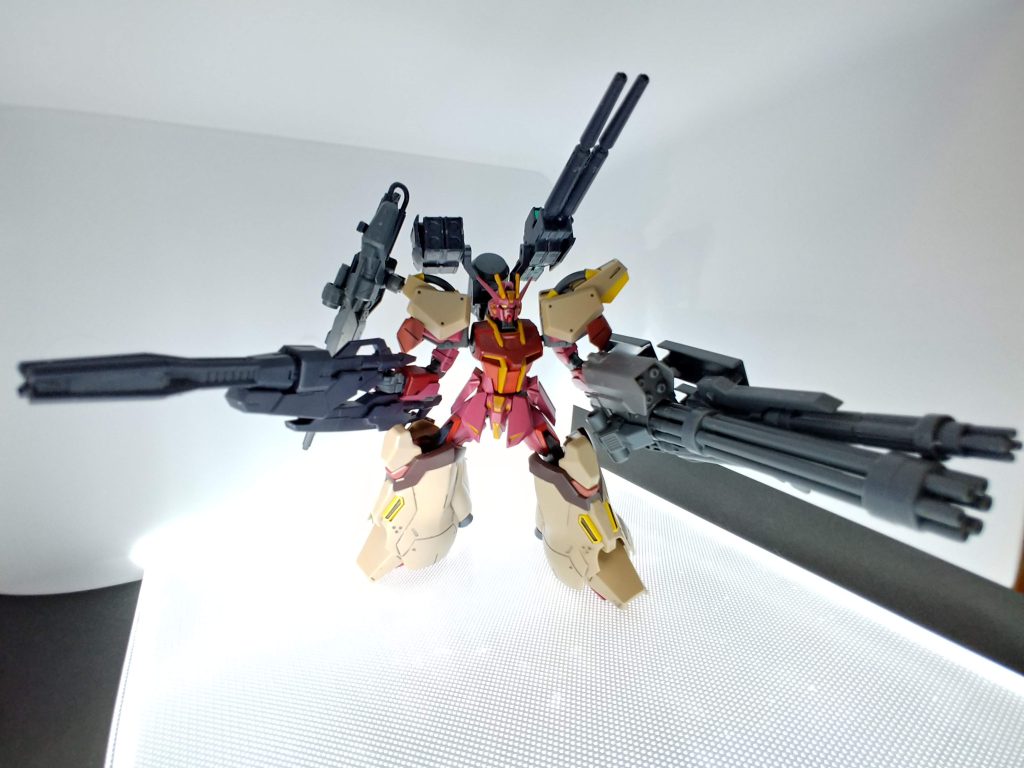 機体名称:ストライクガンダムマーズシューター型式番号:GAT-X105M+AQM/S-01全高:18.5m重量:120.4t装甲材質:フェイズシフト装甲+発泡スチロール装甲武装:充電式ビームガトリングガン   マルチウェポンプラットフォーム 「ズムウォルト」   肩部2連長射程ビームキャノン   肩部4連ミサイルランチャー   予備大型ビームライフル   予備小型ビームライフルストライクガンダムマーズにヴァリアブルシューターを装着した形態。地上でも射撃戦闘に特化した性能で、ランチャーストライクの欠点だった機動力に関して、脚部に強力なエンジンを搭載しホバー走行をすることで改善する努力をしている。