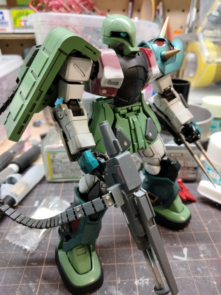 頭部は自分好みに口を短くして見えないけどシイタケにしたりしてます。腕そのままイフリート改のを使ってます。三角屋さんのハンドやスジボリ堂の鋼魂でディティールアップしてます。胸部の改造も適当に始めた割に何とか出来ちゃうものだなと思いました。