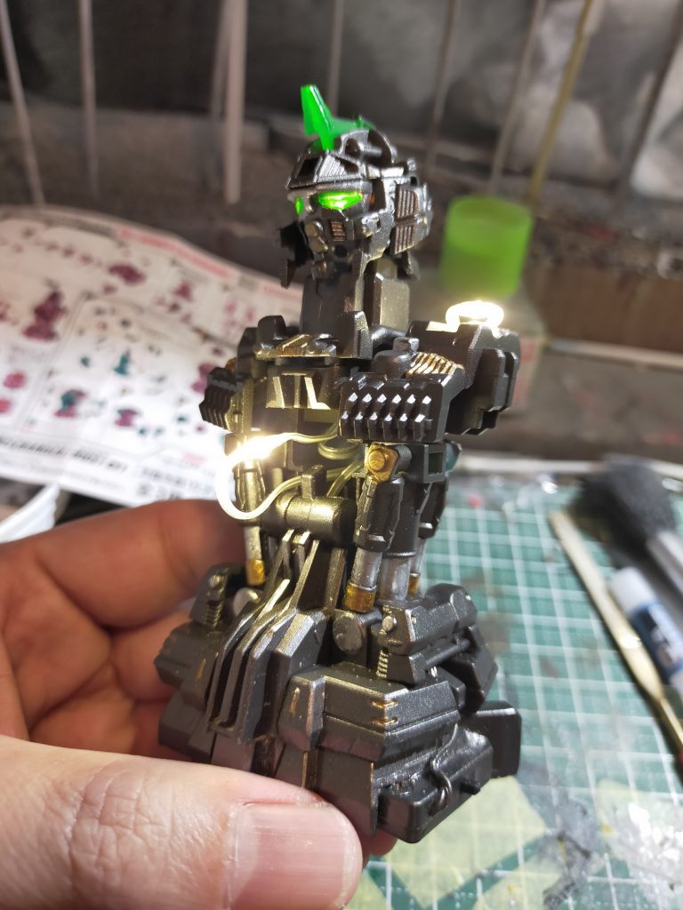 100均のLEDをそのまま通しています