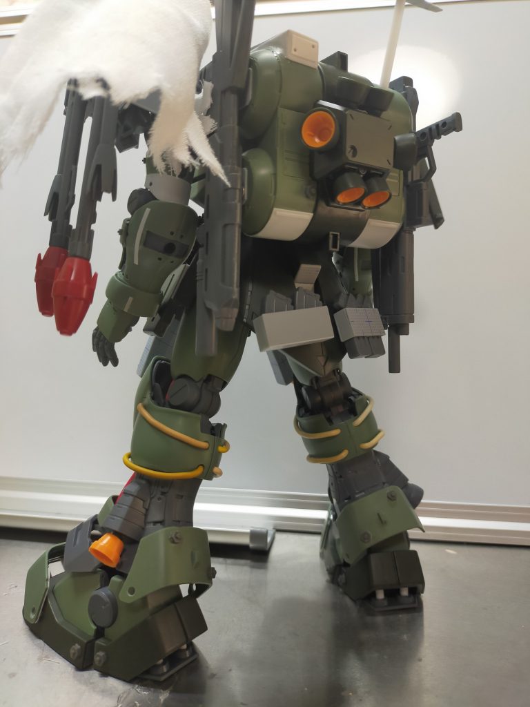 主に、パーツの分割を行って形状変更をしています。部分的にはスクラッチで作成したものもあります。