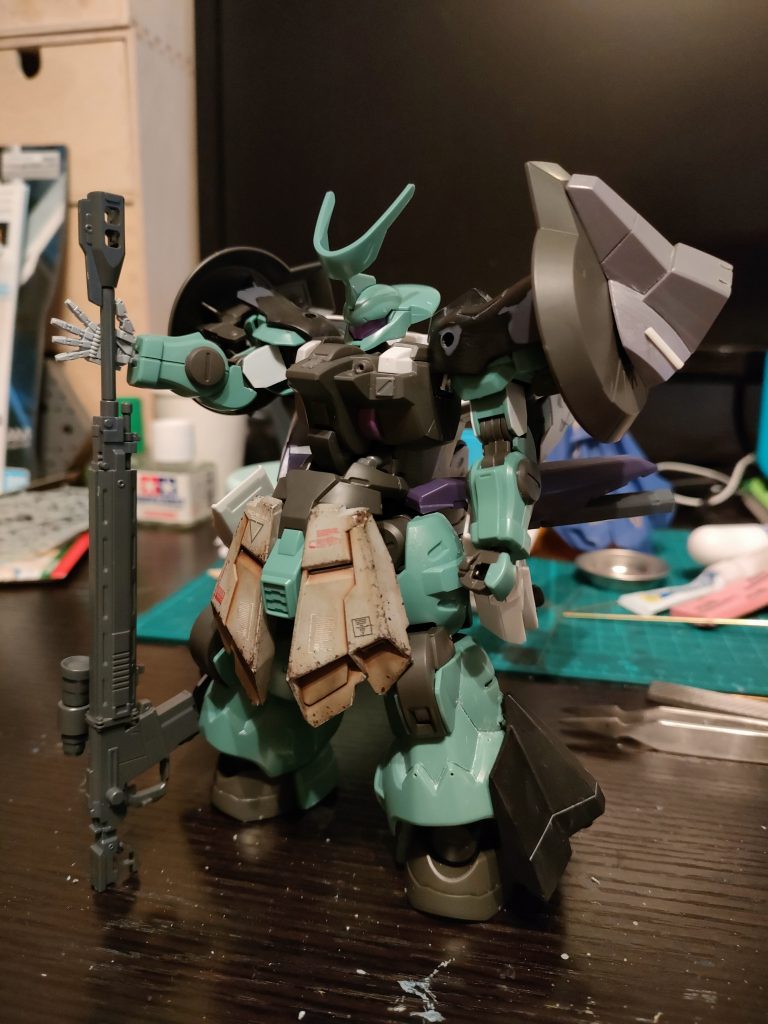 制作工程です。フロントスカートはヤスリでデカールを剥いで可能な限り綺麗にしました。どうせ汚すんですけどね！