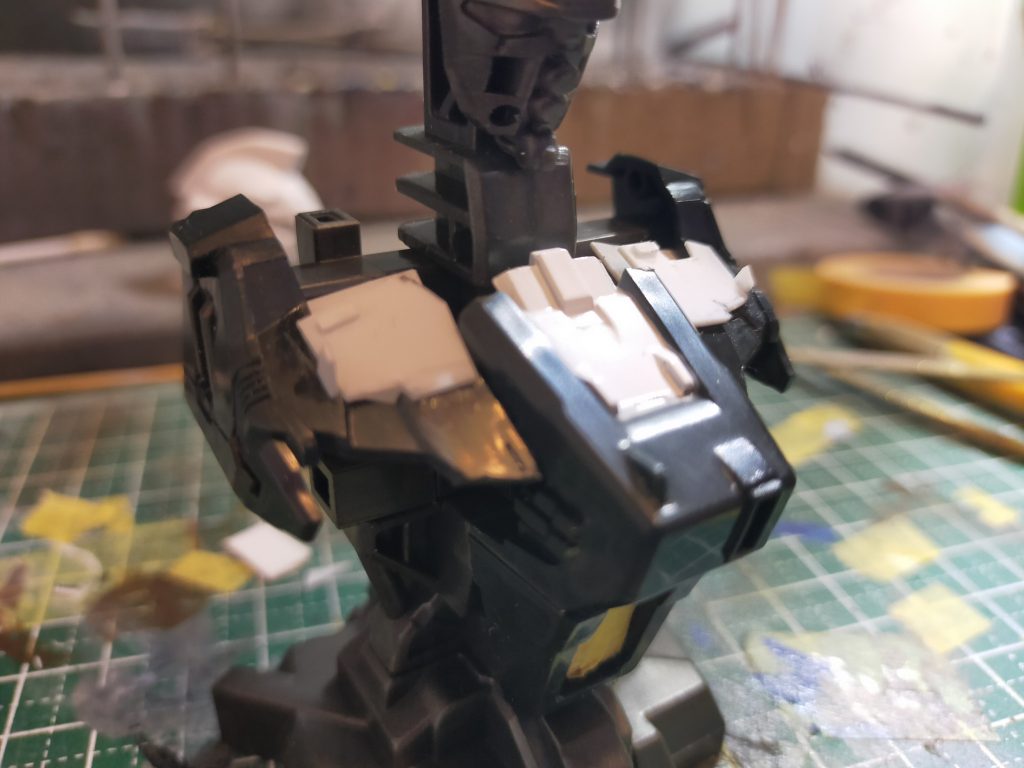 ファーストロットカラーの方は空いた穴をプラバンで埋めています