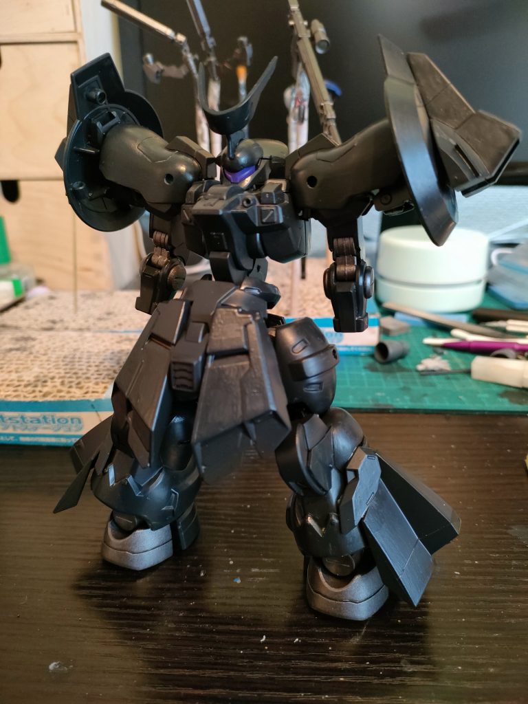 ダークグレーを筆塗り。パーツの裏にも塗っています。チラ見えした時に影に見える効果を期待しました。スミイレも兼ねる為、モールドにもたっぷり塗っています。これ本当は筆塗りする必要はないんです。住環境が許せばスプレーかエアブラシで塗装したい。本当にめんどくさい…