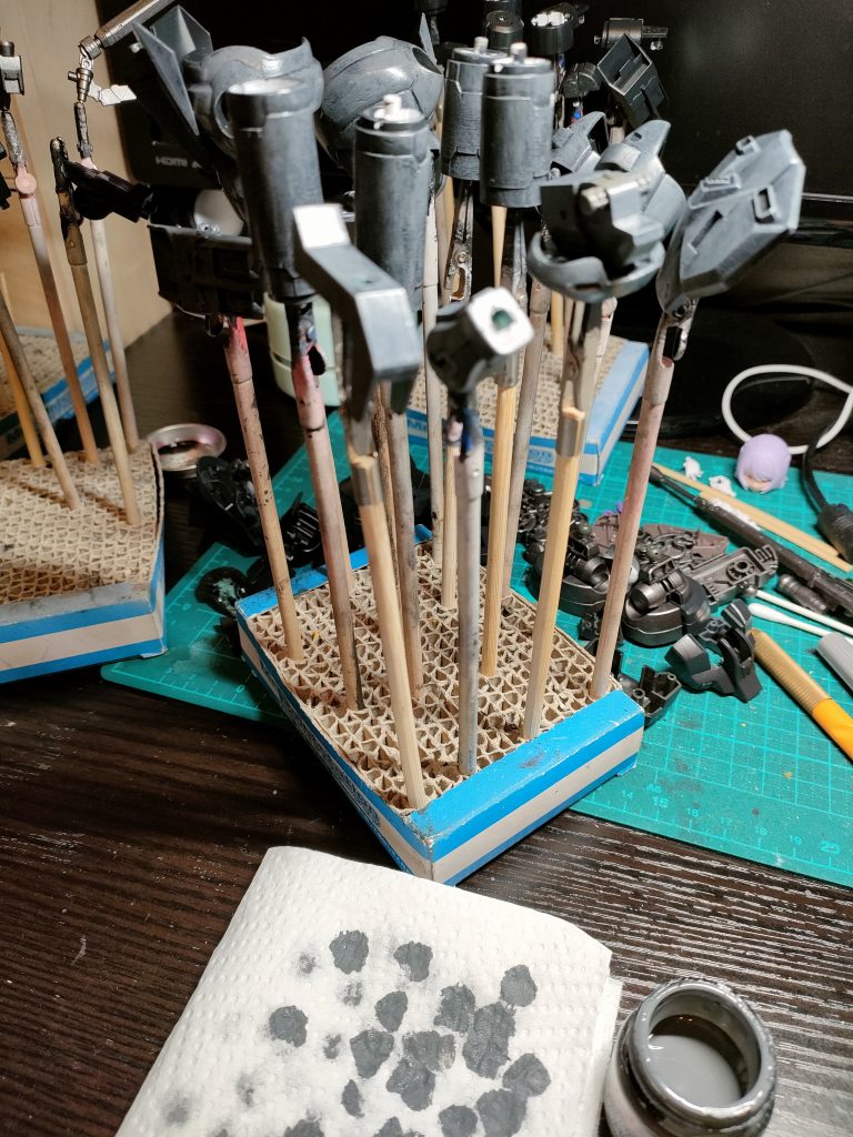 水性ホビーカラーの瓶に直接筆を突っ込んで、余分な塗料をキッチンペーパーなどで拭き取ります。そう、私の塗装方法はドライブラシなのです。面の広い部分を狙ってガサガサの筆を擦り付けます。エッジに触れないように…モールドに塗料が流れないように…