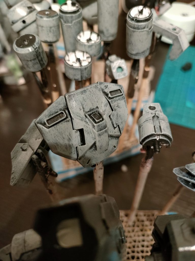 ダークグレー→ニュートラルグレー→グレーもしくは明灰白色と重ねます。なるべく下地は塗り潰さないように気をつけています。