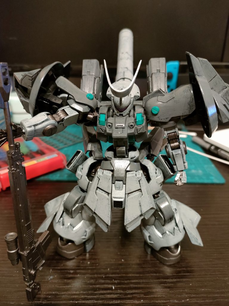 塗装完了！ここからさらに明るくしたい面に、白に近いグレーを塗ったり影を作るためにウォッシングしたり小細工を施していきます。という事で、高機動試作型ディランザでした。思いつきでパーツを盛ったわりにはデザインモチーフの近藤版ジオやマラサイが頭の片隅にあったおかげで、上手くまとまってくれました。