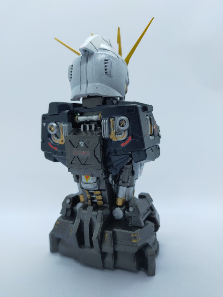 背中のルミナスユニットを入れる穴は塞ぎました