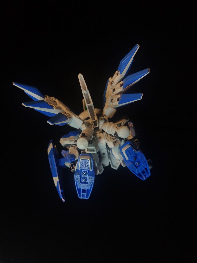 頭部バルカンや背中のバーニアにはメタルパーツを足裏にはビーズを埋め込んでディテールアップ