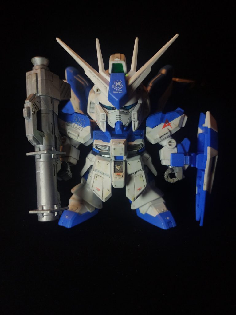 メインカメラはキットのままでは平面なのでプラ板を切り出してからオーロラシールを貼り付けましたまた各所にプラ板でディテールアップを施していますそうそう、今回黒背景に挑戦してみました布は『ハイミロン』を使いましたがマジ凄い‼特に処理しなくても真っ黒ですよ